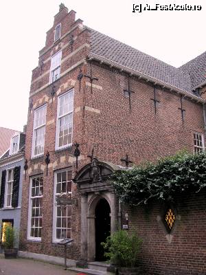 [P17] Presickhaeffs Huys este una din putinele case din evul mediu din Arnhem care s-au pastrat. A fost locuita mereu de persoane insemnate din administratia orasului, primari, consilieri municipali sau presedinti ai curtii de Gelde. Numele casei vine de la numele unui primar din sec. al XVI-lea, Bernt van Presickhave » foto by Radu Tudoran
 - 
<span class="allrVoted glyphicon glyphicon-heart hidden" id="av693621"></span>
<a class="m-l-10 hidden" id="sv693621" onclick="voting_Foto_DelVot(,693621,19676)" role="button">șterge vot <span class="glyphicon glyphicon-remove"></span></a>
<a id="v9693621" class=" c-red"  onclick="voting_Foto_SetVot(693621)" role="button"><span class="glyphicon glyphicon-heart-empty"></span> <b>LIKE</b> = Votează poza</a> <img class="hidden"  id="f693621W9" src="/imagini/loader.gif" border="0" /><span class="AjErrMes hidden" id="e693621ErM"></span>