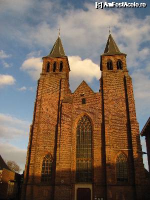 [P20] Basilica St. Walburgis dateaza din sec. al XIV-lea si este cea mai veche biserica din Arnhem. Este realizata din caramizi, ca o veritabila cladire olandeza, in stilul gotic. Adaposteste intr-n relicvar din argint moaste ale sf. Walburgis si sf. Eusebius.  » foto by Radu Tudoran
 - 
<span class="allrVoted glyphicon glyphicon-heart hidden" id="av693624"></span>
<a class="m-l-10 hidden" id="sv693624" onclick="voting_Foto_DelVot(,693624,19676)" role="button">șterge vot <span class="glyphicon glyphicon-remove"></span></a>
<a id="v9693624" class=" c-red"  onclick="voting_Foto_SetVot(693624)" role="button"><span class="glyphicon glyphicon-heart-empty"></span> <b>LIKE</b> = Votează poza</a> <img class="hidden"  id="f693624W9" src="/imagini/loader.gif" border="0" /><span class="AjErrMes hidden" id="e693624ErM"></span>