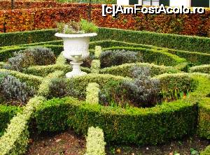 [P02] Knot Garden - Alaturi de conacul De Kasteelboerderij este asa-zisa 'gradina nod'. Spatiile delimitate de gardul viu sunt acoperite cu flori, alte plante mai mici sau materiale de diferite culori, ca pietre sau nisip. La margini sunt plante aromate, ex. lavanda.  » foto by Radu Tudoran
 - 
<span class="allrVoted glyphicon glyphicon-heart hidden" id="av698330"></span>
<a class="m-l-10 hidden" id="sv698330" onclick="voting_Foto_DelVot(,698330,19676)" role="button">șterge vot <span class="glyphicon glyphicon-remove"></span></a>
<a id="v9698330" class=" c-red"  onclick="voting_Foto_SetVot(698330)" role="button"><span class="glyphicon glyphicon-heart-empty"></span> <b>LIKE</b> = Votează poza</a> <img class="hidden"  id="f698330W9" src="/imagini/loader.gif" border="0" /><span class="AjErrMes hidden" id="e698330ErM"></span>