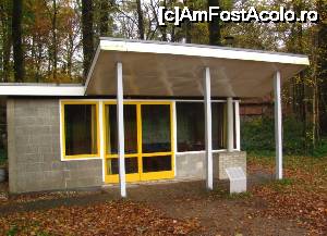 [P20] Casa de vacanta proiectata de Gerrit Rietveld (vezi Patrimoniul UNESCO, Utrecht) în 1951, la Markelo. Comenzile au fost date de doua companii, una din Gorichem si una din Pernis, pentru a oferi angajatilor locuri de vacanta.  » foto by Radu Tudoran
 - 
<span class="allrVoted glyphicon glyphicon-heart hidden" id="av698348"></span>
<a class="m-l-10 hidden" id="sv698348" onclick="voting_Foto_DelVot(,698348,19676)" role="button">șterge vot <span class="glyphicon glyphicon-remove"></span></a>
<a id="v9698348" class=" c-red"  onclick="voting_Foto_SetVot(698348)" role="button"><span class="glyphicon glyphicon-heart-empty"></span> <b>LIKE</b> = Votează poza</a> <img class="hidden"  id="f698348W9" src="/imagini/loader.gif" border="0" /><span class="AjErrMes hidden" id="e698348ErM"></span>