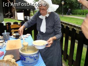 P02 [AUG-2017] La Giethoorn, bunicutele voluntare mestecă siropul pentru prăjiturele traditionale, după rețete vechi de 200 de ani... 