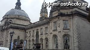 [P17] Clădirea City Hall din orașul Cardiff, Țara Galilor.  » foto by traian.leuca †
 - 
<span class="allrVoted glyphicon glyphicon-heart hidden" id="av697242"></span>
<a class="m-l-10 hidden" id="sv697242" onclick="voting_Foto_DelVot(,697242,19744)" role="button">șterge vot <span class="glyphicon glyphicon-remove"></span></a>
<a id="v9697242" class=" c-red"  onclick="voting_Foto_SetVot(697242)" role="button"><span class="glyphicon glyphicon-heart-empty"></span> <b>LIKE</b> = Votează poza</a> <img class="hidden"  id="f697242W9" src="/imagini/loader.gif" border="0" /><span class="AjErrMes hidden" id="e697242ErM"></span>