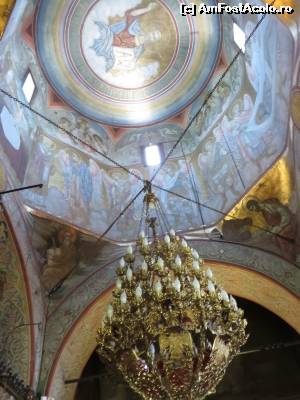 [P17] Pictură și candelabru în biserică.  » foto by tata123 🔱
 - 
<span class="allrVoted glyphicon glyphicon-heart hidden" id="av671396"></span>
<a class="m-l-10 hidden" id="sv671396" onclick="voting_Foto_DelVot(,671396,19769)" role="button">șterge vot <span class="glyphicon glyphicon-remove"></span></a>
<a id="v9671396" class=" c-red"  onclick="voting_Foto_SetVot(671396)" role="button"><span class="glyphicon glyphicon-heart-empty"></span> <b>LIKE</b> = Votează poza</a> <img class="hidden"  id="f671396W9" src="/imagini/loader.gif" border="0" /><span class="AjErrMes hidden" id="e671396ErM"></span>