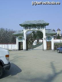 P02 [MAR-2012] Manastirea Sitaru - poarta de la intrarea din parcare.