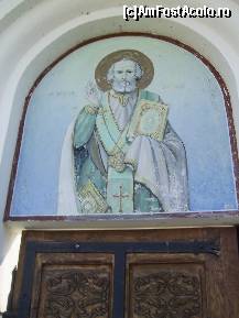 P05 [MAR-2012] Manastirea Sitaru - Sfintul Nicolae, pictura pe poarta din parcare.