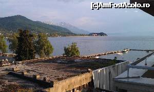 [P03] Lacul Ohrid văzut din balconul unității de cazare Ristevski Apartments din orașul Ohrid, Macedonia.  » foto by traian.leuca †
 - 
<span class="allrVoted glyphicon glyphicon-heart hidden" id="av702293"></span>
<a class="m-l-10 hidden" id="sv702293" onclick="voting_Foto_DelVot(,702293,19791)" role="button">șterge vot <span class="glyphicon glyphicon-remove"></span></a>
<a id="v9702293" class=" c-red"  onclick="voting_Foto_SetVot(702293)" role="button"><span class="glyphicon glyphicon-heart-empty"></span> <b>LIKE</b> = Votează poza</a> <img class="hidden"  id="f702293W9" src="/imagini/loader.gif" border="0" /><span class="AjErrMes hidden" id="e702293ErM"></span>