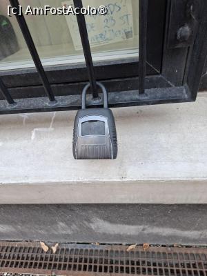 [P04] Copenhaga, Sundevedsgade 23, Fereastra „Lovely apartment”, Lacătul, loker pentru cheie și card, era în geam pus și un afiș, noi am ajuns acolo noaptea » foto by mprofeanu
 - 
<span class="allrVoted glyphicon glyphicon-heart hidden" id="av1506732"></span>
<a class="m-l-10 hidden" id="sv1506732" onclick="voting_Foto_DelVot(,1506732,19884)" role="button">șterge vot <span class="glyphicon glyphicon-remove"></span></a>
<a id="v91506732" class=" c-red"  onclick="voting_Foto_SetVot(1506732)" role="button"><span class="glyphicon glyphicon-heart-empty"></span> <b>LIKE</b> = Votează poza</a> <img class="hidden"  id="f1506732W9" src="/imagini/loader.gif" border="0" /><span class="AjErrMes hidden" id="e1506732ErM"></span>