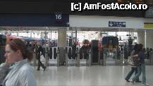 [P26] Poza din Waterloo Station. Aici se vad masinariile pe care le gasiti si la metrou. Unde e semnul galben trebuie sa atingeti OysterCardul si se deschid portile. Dedesubt se pot baga TravelCardurile sau biletele normale de tren. » foto by TraianS
 - 
<span class="allrVoted glyphicon glyphicon-heart hidden" id="av214611"></span>
<a class="m-l-10 hidden" id="sv214611" onclick="voting_Foto_DelVot(,214611,19896)" role="button">șterge vot <span class="glyphicon glyphicon-remove"></span></a>
<a id="v9214611" class=" c-red"  onclick="voting_Foto_SetVot(214611)" role="button"><span class="glyphicon glyphicon-heart-empty"></span> <b>LIKE</b> = Votează poza</a> <img class="hidden"  id="f214611W9" src="/imagini/loader.gif" border="0" /><span class="AjErrMes hidden" id="e214611ErM"></span>