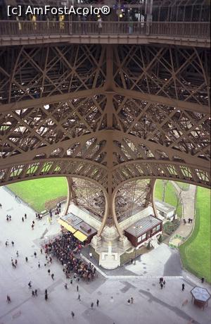 [P01] 1. Unul din pilonii centrali ai Turnului Eiffel. Se vede coada la cumpărarea biletelor.  » foto by doinafil <span class="label label-default labelC_thin small">NEVOTABILĂ</span>