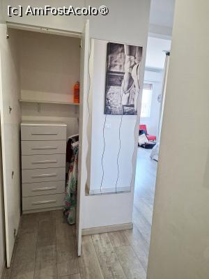 [P11] Micul hol de intrare cu spațiul amenajat pentru depozitarea hainelor » foto by Carmen Ion
 - 
<span class="allrVoted glyphicon glyphicon-heart hidden" id="av1539216"></span>
<a class="m-l-10 hidden" id="sv1539216" onclick="voting_Foto_DelVot(,1539216,19956)" role="button">șterge vot <span class="glyphicon glyphicon-remove"></span></a>
<a id="v91539216" class=" c-red"  onclick="voting_Foto_SetVot(1539216)" role="button"><span class="glyphicon glyphicon-heart-empty"></span> <b>LIKE</b> = Votează poza</a> <img class="hidden"  id="f1539216W9" src="/imagini/loader.gif" border="0" /><span class="AjErrMes hidden" id="e1539216ErM"></span>