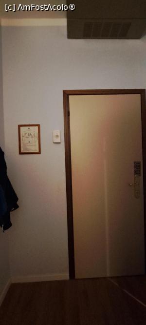 [P12] Hotel Re Enzo, privind dinspre pat către ușa de la intrare » foto by irinad
 - 
<span class="allrVoted glyphicon glyphicon-heart hidden" id="av1519897"></span>
<a class="m-l-10 hidden" id="sv1519897" onclick="voting_Foto_DelVot(,1519897,19987)" role="button">șterge vot <span class="glyphicon glyphicon-remove"></span></a>
<a id="v91519897" class=" c-red"  onclick="voting_Foto_SetVot(1519897)" role="button"><span class="glyphicon glyphicon-heart-empty"></span> <b>LIKE</b> = Votează poza</a> <img class="hidden"  id="f1519897W9" src="/imagini/loader.gif" border="0" /><span class="AjErrMes hidden" id="e1519897ErM"></span>