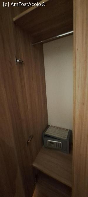 [P06] Hotel Re Enzo, seif în dulapul de haine » foto by irinad
 - 
<span class="allrVoted glyphicon glyphicon-heart hidden" id="av1519891"></span>
<a class="m-l-10 hidden" id="sv1519891" onclick="voting_Foto_DelVot(,1519891,19987)" role="button">șterge vot <span class="glyphicon glyphicon-remove"></span></a>
<a id="v91519891" class=" c-red"  onclick="voting_Foto_SetVot(1519891)" role="button"><span class="glyphicon glyphicon-heart-empty"></span> <b>LIKE</b> = Votează poza</a> <img class="hidden"  id="f1519891W9" src="/imagini/loader.gif" border="0" /><span class="AjErrMes hidden" id="e1519891ErM"></span>