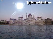 P04 [APR-2009] De pe Dunare se vedea faimoasa cladire a parlamentului.