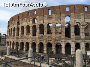 P02 [DEC-2017] Ocolim Colosseum-ul pe strada principala si ne indreptam catre intrarea recomandata de ghidul nostru