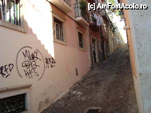 P02 [JUN-2013] Strada in panta in Alfama-rufe la balcon si desene pe pereti