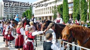 [P05] Călăreții, dar și ”călărețele” se înșiră la marginea platoului, caii fiind admirați de copii » foto by Lucien
 - 
<span class="allrVoted glyphicon glyphicon-heart hidden" id="av730547"></span>
<a class="m-l-10 hidden" id="sv730547" onclick="voting_Foto_DelVot(,730547,20160)" role="button">șterge vot <span class="glyphicon glyphicon-remove"></span></a>
<a id="v9730547" class=" c-red"  onclick="voting_Foto_SetVot(730547)" role="button"><span class="glyphicon glyphicon-heart-empty"></span> <b>LIKE</b> = Votează poza</a> <img class="hidden"  id="f730547W9" src="/imagini/loader.gif" border="0" /><span class="AjErrMes hidden" id="e730547ErM"></span>