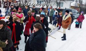 [P14] Este puţin 'ciudat' că distracţia are loc chiar pe timpul 'înmormântării', sicriul cu 'defunctul' fiind lăsate jos, în drum » foto by Lucien
 - 
<span class="allrVoted glyphicon glyphicon-heart hidden" id="av730732"></span>
<a class="m-l-10 hidden" id="sv730732" onclick="voting_Foto_DelVot(,730732,20160)" role="button">șterge vot <span class="glyphicon glyphicon-remove"></span></a>
<a id="v9730732" class=" c-red"  onclick="voting_Foto_SetVot(730732)" role="button"><span class="glyphicon glyphicon-heart-empty"></span> <b>LIKE</b> = Votează poza</a> <img class="hidden"  id="f730732W9" src="/imagini/loader.gif" border="0" /><span class="AjErrMes hidden" id="e730732ErM"></span>