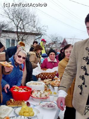 [P18] Mesele sunt încărcate cu produse tradiţionale (cartofi fierţi şi brânză, slănină cu ceapă roşie, dulciuri diverse etc.), specifice fiind însă tartele unse cu untură şi, mai ales, gogoşile » foto by Lucien
 - 
<span class="allrVoted glyphicon glyphicon-heart hidden" id="av730736"></span>
<a class="m-l-10 hidden" id="sv730736" onclick="voting_Foto_DelVot(,730736,20160)" role="button">șterge vot <span class="glyphicon glyphicon-remove"></span></a>
<a id="v9730736" class=" c-red"  onclick="voting_Foto_SetVot(730736)" role="button"><span class="glyphicon glyphicon-heart-empty"></span> <b>LIKE</b> = Votează poza</a> <img class="hidden"  id="f730736W9" src="/imagini/loader.gif" border="0" /><span class="AjErrMes hidden" id="e730736ErM"></span>