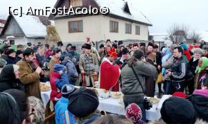 [P27] Un alt grup, în altă parte a satului. 'Defunctul' este un individ (în stânga imaginii) care are un costum din paie (în final i se va da foc, purificare, uitare a celor vechi). Slujba de 'înmnormântare' este condusă de un 'cardinal' puţin cam chefliu şi prea vesel la acest eveniment 'trist' » foto by Lucien
 - 
<span class="allrVoted glyphicon glyphicon-heart hidden" id="av730745"></span>
<a class="m-l-10 hidden" id="sv730745" onclick="voting_Foto_DelVot(,730745,20160)" role="button">șterge vot <span class="glyphicon glyphicon-remove"></span></a>
<a id="v9730745" class=" c-red"  onclick="voting_Foto_SetVot(730745)" role="button"><span class="glyphicon glyphicon-heart-empty"></span> <b>LIKE</b> = Votează poza</a> <img class="hidden"  id="f730745W9" src="/imagini/loader.gif" border="0" /><span class="AjErrMes hidden" id="e730745ErM"></span>