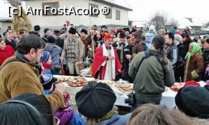 [P28] Conform tradiţiei, la 'slujba de îngropare' participă întregul sat. Alături de 'cardinalul' chefliu, vedem şi un 'călugăr' (franciscan?) în rasa maro.  » foto by Lucien
 - 
<span class="allrVoted glyphicon glyphicon-heart hidden" id="av730746"></span>
<a class="m-l-10 hidden" id="sv730746" onclick="voting_Foto_DelVot(,730746,20160)" role="button">șterge vot <span class="glyphicon glyphicon-remove"></span></a>
<a id="v9730746" class=" c-red"  onclick="voting_Foto_SetVot(730746)" role="button"><span class="glyphicon glyphicon-heart-empty"></span> <b>LIKE</b> = Votează poza</a> <img class="hidden"  id="f730746W9" src="/imagini/loader.gif" border="0" /><span class="AjErrMes hidden" id="e730746ErM"></span>