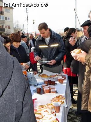 [P21] Sătenii invită participanţii la manifestare dar şi pe toţi turiştii, la mâncare şi băutură. Specifice sunt pâinea secuiască (pâinea cu coaja 'cioplită') unsă cu untură şi presărată cu ceapă roşie şi boia (nu strâmbaţi din nas, e chiar foarte bună), gogoşile şi o palincă locală, renumită » foto by Lucien
 - 
<span class="allrVoted glyphicon glyphicon-heart hidden" id="av731148"></span>
<a class="m-l-10 hidden" id="sv731148" onclick="voting_Foto_DelVot(,731148,20160)" role="button">șterge vot <span class="glyphicon glyphicon-remove"></span></a>
<a id="v9731148" class=" c-red"  onclick="voting_Foto_SetVot(731148)" role="button"><span class="glyphicon glyphicon-heart-empty"></span> <b>LIKE</b> = Votează poza</a> <img class="hidden"  id="f731148W9" src="/imagini/loader.gif" border="0" /><span class="AjErrMes hidden" id="e731148ErM"></span>