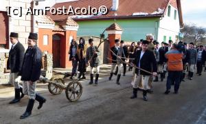 [P07] 'Taurul' încearcă să împungă oamenii, dar sătenii însărcinaţi cu paza lui, înarmaţi cu furci de lemn, îl 'liniştesc' » foto by Lucien
 - 
<span class="allrVoted glyphicon glyphicon-heart hidden" id="av731120"></span>
<a class="m-l-10 hidden" id="sv731120" onclick="voting_Foto_DelVot(,731120,20160)" role="button">șterge vot <span class="glyphicon glyphicon-remove"></span></a>
<a id="v9731120" class=" c-red"  onclick="voting_Foto_SetVot(731120)" role="button"><span class="glyphicon glyphicon-heart-empty"></span> <b>LIKE</b> = Votează poza</a> <img class="hidden"  id="f731120W9" src="/imagini/loader.gif" border="0" /><span class="AjErrMes hidden" id="e731120ErM"></span>