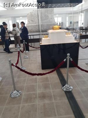 [P03] Exponatul Original Coiful de la Coţofenesti (asezat culcat) si cele două brăţări recuperate » foto by Michi
 - 
<span class="allrVoted glyphicon glyphicon-heart hidden" id="av1526075"></span>
<a class="m-l-10 hidden" id="sv1526075" onclick="voting_Foto_DelVot(,1526075,20188)" role="button">șterge vot <span class="glyphicon glyphicon-remove"></span></a>
<a id="v91526075" class=" c-red"  onclick="voting_Foto_SetVot(1526075)" role="button"><span class="glyphicon glyphicon-heart-empty"></span> <b>LIKE</b> = Votează poza</a> <img class="hidden"  id="f1526075W9" src="/imagini/loader.gif" border="0" /><span class="AjErrMes hidden" id="e1526075ErM"></span>