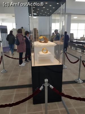 [P04] Exponatul Original Coiful de la Coţpfenesti  ( asezat culcat)si cele două brăţări recuperate » foto by Michi
 - 
<span class="allrVoted glyphicon glyphicon-heart hidden" id="av1526076"></span>
<a class="m-l-10 hidden" id="sv1526076" onclick="voting_Foto_DelVot(,1526076,20188)" role="button">șterge vot <span class="glyphicon glyphicon-remove"></span></a>
<a id="v91526076" class=" c-red"  onclick="voting_Foto_SetVot(1526076)" role="button"><span class="glyphicon glyphicon-heart-empty"></span> <b>LIKE</b> = Votează poza</a> <img class="hidden"  id="f1526076W9" src="/imagini/loader.gif" border="0" /><span class="AjErrMes hidden" id="e1526076ErM"></span>