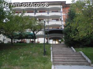 [P02] Hotel Panoramic - Râmnicu Vâlcea. Spre intrarea principală. » foto by iulianic
 - 
<span class="allrVoted glyphicon glyphicon-heart hidden" id="av1252569"></span>
<a class="m-l-10 hidden" id="sv1252569" onclick="voting_Foto_DelVot(,1252569,20395)" role="button">șterge vot <span class="glyphicon glyphicon-remove"></span></a>
<a id="v91252569" class=" c-red"  onclick="voting_Foto_SetVot(1252569)" role="button"><span class="glyphicon glyphicon-heart-empty"></span> <b>LIKE</b> = Votează poza</a> <img class="hidden"  id="f1252569W9" src="/imagini/loader.gif" border="0" /><span class="AjErrMes hidden" id="e1252569ErM"></span>