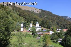 P17 [SEP-2020] Mănăstirea Pătrunsa, „o Meteoră românească”, se văd și chiliile risipite pe deal sau pe vale...