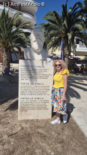 [P21] Ce ne leaga pe noi, romanii, de acest oras? Istoricul Nicolae Iorga. Acesta a scris prima istorie a Albaniei si drept recunostinta, regele Ahmed Zogu i-a donat teren in Sarande. Iorga a cedat in 1934 terenul de aproape 1000 mp, statului roman, cu conditia de a se construi aici un institut de studii si cercetari arheologice. In 1937 a fost fondat institutul, insa teritoriul a fost cucerit de Italia, in aprilie 1939. Ulterior, cladirea a fost nationalizata sub comunism si vanduta unui privat in 1992, iar din anul 2007, Casa Iorga este proprietatea statului roman, prin hotarari judecatoresti albaneze definitive, insa nu a fost efectiv retrocedata. 
Institutul Cultural Roman a dezvelit la Sarande bustul lui Nicolae Iorga, lucrare realizata de 2 sculptori de origine aromana, aflat pe promenada orasului, in apropierea portului. » foto by geani anto
 - 
<span class="allrVoted glyphicon glyphicon-heart hidden" id="av1529999"></span>
<a class="m-l-10 hidden" id="sv1529999" onclick="voting_Foto_DelVot(,1529999,20606)" role="button">șterge vot <span class="glyphicon glyphicon-remove"></span></a>
<a id="v91529999" class=" c-red"  onclick="voting_Foto_SetVot(1529999)" role="button"><span class="glyphicon glyphicon-heart-empty"></span> <b>LIKE</b> = Votează poza</a> <img class="hidden"  id="f1529999W9" src="/imagini/loader.gif" border="0" /><span class="AjErrMes hidden" id="e1529999ErM"></span>