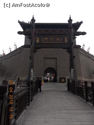 [P68] Xi’an, Zidurile Orașului, Poarta de Sud, pe pod » foto by mprofeanu
 - 
<span class="allrVoted glyphicon glyphicon-heart hidden" id="av776382"></span>
<a class="m-l-10 hidden" id="sv776382" onclick="voting_Foto_DelVot(,776382,20766)" role="button">șterge vot <span class="glyphicon glyphicon-remove"></span></a>
<a id="v9776382" class=" c-red"  onclick="voting_Foto_SetVot(776382)" role="button"><span class="glyphicon glyphicon-heart-empty"></span> <b>LIKE</b> = Votează poza</a> <img class="hidden"  id="f776382W9" src="/imagini/loader.gif" border="0" /><span class="AjErrMes hidden" id="e776382ErM"></span>