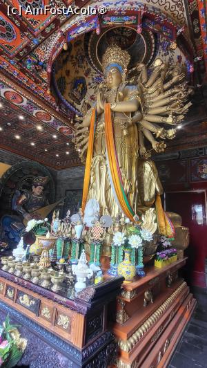 [P19] Sala celor 1000 de Maini ale Guanyin contine statuia aurita din lemn cu o inaltime de 6,6 m si 2 tone greutate, fiind cea mai mare de acest fel din provincia Shaanxi. » foto by geani anto
 - 
<span class="allrVoted glyphicon glyphicon-heart hidden" id="av1496616"></span>
<a class="m-l-10 hidden" id="sv1496616" onclick="voting_Foto_DelVot(,1496616,20766)" role="button">șterge vot <span class="glyphicon glyphicon-remove"></span></a>
<a id="v91496616" class=" c-red"  onclick="voting_Foto_SetVot(1496616)" role="button"><span class="glyphicon glyphicon-heart-empty"></span> <b>LIKE</b> = Votează poza</a> <img class="hidden"  id="f1496616W9" src="/imagini/loader.gif" border="0" /><span class="AjErrMes hidden" id="e1496616ErM"></span>
