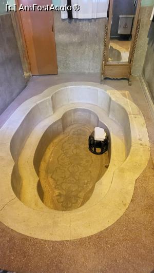 [P14] In interiorul cladirii se afla si Piscina Chiang Kaishek, construita in Dinastia Qing, imitand Piscina concubinei Yang, din Dinastia Tang. » foto by geani anto
 - 
<span class="allrVoted glyphicon glyphicon-heart hidden" id="av1502678"></span>
<a class="m-l-10 hidden" id="sv1502678" onclick="voting_Foto_DelVot(,1502678,20766)" role="button">șterge vot <span class="glyphicon glyphicon-remove"></span></a>
<a id="v91502678" class=" c-red"  onclick="voting_Foto_SetVot(1502678)" role="button"><span class="glyphicon glyphicon-heart-empty"></span> <b>LIKE</b> = Votează poza</a> <img class="hidden"  id="f1502678W9" src="/imagini/loader.gif" border="0" /><span class="AjErrMes hidden" id="e1502678ErM"></span>