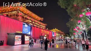 [P27] Piata Zhenguan este partea centrala si este alcatuita din 4 grupuri de cladiri culturale si artistice: Teatrul Mare, Sala de Concerte, Muzeul de Arta Qujiang si Cinematograful  Qujiang. » foto by geani anto
 - 
<span class="allrVoted glyphicon glyphicon-heart hidden" id="av1503903"></span>
<a class="m-l-10 hidden" id="sv1503903" onclick="voting_Foto_DelVot(,1503903,20766)" role="button">șterge vot <span class="glyphicon glyphicon-remove"></span></a>
<a id="v91503903" class=" c-red"  onclick="voting_Foto_SetVot(1503903)" role="button"><span class="glyphicon glyphicon-heart-empty"></span> <b>LIKE</b> = Votează poza</a> <img class="hidden"  id="f1503903W9" src="/imagini/loader.gif" border="0" /><span class="AjErrMes hidden" id="e1503903ErM"></span>