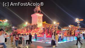 [P33] Monumentul Zhenguan este o sculptura emblematica, constand din statuia imparatului Li Shimin care sta maret pe un cal inalt. In jurul lui, o garda de onoare formata din 24 de membri, cu un numar egal de trompetisti si purtatori de steaguri, doi tobosari, trei oficiali civili si trei generali militari il urmeaza indeaproape. » foto by geani anto
 - 
<span class="allrVoted glyphicon glyphicon-heart hidden" id="av1503909"></span>
<a class="m-l-10 hidden" id="sv1503909" onclick="voting_Foto_DelVot(,1503909,20766)" role="button">șterge vot <span class="glyphicon glyphicon-remove"></span></a>
<a id="v91503909" class=" c-red"  onclick="voting_Foto_SetVot(1503909)" role="button"><span class="glyphicon glyphicon-heart-empty"></span> <b>LIKE</b> = Votează poza</a> <img class="hidden"  id="f1503909W9" src="/imagini/loader.gif" border="0" /><span class="AjErrMes hidden" id="e1503909ErM"></span>