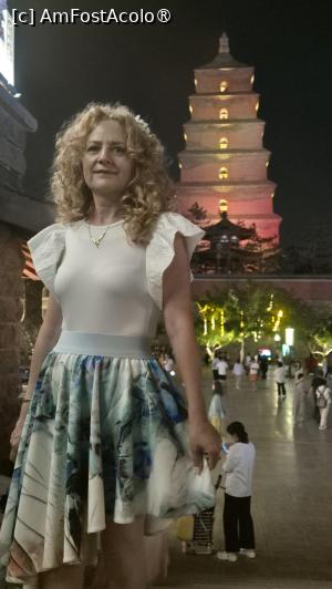 [P08] Dupa spectacolul fantanilor, am pornit calatoria in timp pe strada pietonala Grand Tang Dynasty Ever Bright City, care ne-a lasat, la propriu, cu gurile deschise. 
Odata cu lasarea noptii este timpul pentru muzica, dansuri si jocuri interactive. Toate evenimentele vibrante sunt concepute pentru a ne cufunda in atmosfera unica a orasului Xi’an, plimbarea prin Datang Everbright City fiind o incursiune intr-un basm clasic chinezesc. » foto by geani anto
 - 
<span class="allrVoted glyphicon glyphicon-heart hidden" id="av1503884"></span>
<a class="m-l-10 hidden" id="sv1503884" onclick="voting_Foto_DelVot(,1503884,20766)" role="button">șterge vot <span class="glyphicon glyphicon-remove"></span></a>
<a id="v91503884" class=" c-red"  onclick="voting_Foto_SetVot(1503884)" role="button"><span class="glyphicon glyphicon-heart-empty"></span> <b>LIKE</b> = Votează poza</a> <img class="hidden"  id="f1503884W9" src="/imagini/loader.gif" border="0" /><span class="AjErrMes hidden" id="e1503884ErM"></span>