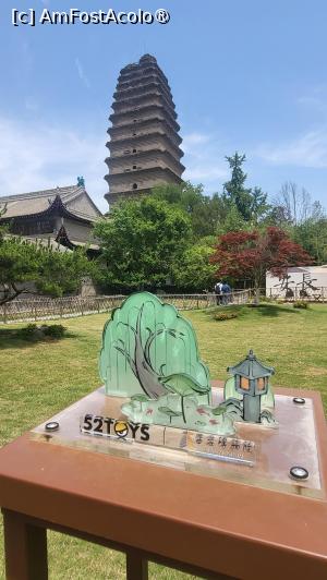 [P33] De la finalizarea sa, Pagoda Micii Gaste Salbatice a rezistat la peste 70 de cutremure, dintre care 11 au fost extrem de distructive si au avut loc chiar in Xi'an. Interesant este ca printre aceste numeroase evenimente seismice, pagoda a suferit, de cel putin 3 ori, crapaturi verticale, de sus pana jos, cu o latime de peste 30 de centimetri, care s-au inchis perfect, de fiecare data, odata cu producerea urmatoarelor cutremure.
 » foto by geani anto
 - 
<span class="allrVoted glyphicon glyphicon-heart hidden" id="av1504833"></span>
<a class="m-l-10 hidden" id="sv1504833" onclick="voting_Foto_DelVot(,1504833,20766)" role="button">șterge vot <span class="glyphicon glyphicon-remove"></span></a>
<a id="v91504833" class=" c-red"  onclick="voting_Foto_SetVot(1504833)" role="button"><span class="glyphicon glyphicon-heart-empty"></span> <b>LIKE</b> = Votează poza</a> <img class="hidden"  id="f1504833W9" src="/imagini/loader.gif" border="0" /><span class="AjErrMes hidden" id="e1504833ErM"></span>