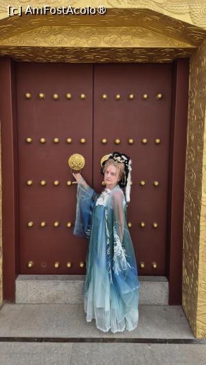 [P09] Astazi, la primul etaj este expusa prosperitatea Epocii Zhenguan, la al doilea etaj este prezentata prosperitatea Kaiyuan, la al treilea etaj se desfasoara zilnic muzica si dans de curte, vizitatorii putand experimenta indeaproape splendoarea ceremoniei regale din dinastia Tang, iar la al patrulea etaj se afla Muzeul Dinastiei Tang. » foto by geani anto
 - 
<span class="allrVoted glyphicon glyphicon-heart hidden" id="av1505525"></span>
<a class="m-l-10 hidden" id="sv1505525" onclick="voting_Foto_DelVot(,1505525,20766)" role="button">șterge vot <span class="glyphicon glyphicon-remove"></span></a>
<a id="v91505525" class=" c-red"  onclick="voting_Foto_SetVot(1505525)" role="button"><span class="glyphicon glyphicon-heart-empty"></span> <b>LIKE</b> = Votează poza</a> <img class="hidden"  id="f1505525W9" src="/imagini/loader.gif" border="0" /><span class="AjErrMes hidden" id="e1505525ErM"></span>