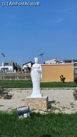 [P17] statuia reginei Maria » foto by Yolanda
 - 
<span class="allrVoted glyphicon glyphicon-heart hidden" id="av1492382"></span>
<a class="m-l-10 hidden" id="sv1492382" onclick="voting_Foto_DelVot(,1492382,20844)" role="button">șterge vot <span class="glyphicon glyphicon-remove"></span></a>
<a id="v91492382" class=" c-red"  onclick="voting_Foto_SetVot(1492382)" role="button"><span class="glyphicon glyphicon-heart-empty"></span> <b>LIKE</b> = Votează poza</a> <img class="hidden"  id="f1492382W9" src="/imagini/loader.gif" border="0" /><span class="AjErrMes hidden" id="e1492382ErM"></span>