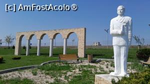 [P21] Gradina botanica, statuia unui ofiter de marina » foto by Yolanda
 - 
<span class="allrVoted glyphicon glyphicon-heart hidden" id="av1492386"></span>
<a class="m-l-10 hidden" id="sv1492386" onclick="voting_Foto_DelVot(,1492386,20844)" role="button">șterge vot <span class="glyphicon glyphicon-remove"></span></a>
<a id="v91492386" class=" c-red"  onclick="voting_Foto_SetVot(1492386)" role="button"><span class="glyphicon glyphicon-heart-empty"></span> <b>LIKE</b> = Votează poza</a> <img class="hidden"  id="f1492386W9" src="/imagini/loader.gif" border="0" /><span class="AjErrMes hidden" id="e1492386ErM"></span>