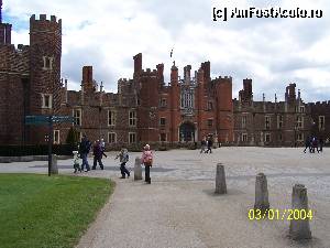 [P01] Palatul Hampton Court / Imagine de ansamblu la intrarea in curtea Palatului » foto by Nadina
 - 
<span class="allrVoted glyphicon glyphicon-heart hidden" id="av368880"></span>
<a class="m-l-10 hidden" id="sv368880" onclick="voting_Foto_DelVot(,368880,20910)" role="button">șterge vot <span class="glyphicon glyphicon-remove"></span></a>
<a id="v9368880" class=" c-red"  onclick="voting_Foto_SetVot(368880)" role="button"><span class="glyphicon glyphicon-heart-empty"></span> <b>LIKE</b> = Votează poza</a> <img class="hidden"  id="f368880W9" src="/imagini/loader.gif" border="0" /><span class="AjErrMes hidden" id="e368880ErM"></span>