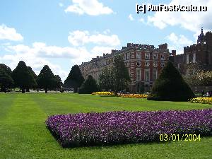 P11 [APR-2009] Palatul Hampton Court / Aceeasi gradina, dintr-un alt unghi