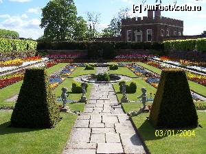 P18 [APR-2009] Palatul Hampton Court / Statui, flori, totul... la linie... 