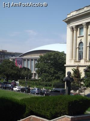 [P28] Bucharest City Tour - Tot pe Calea Victoriei, se mai vede un colt din Palatul Regal, bustul lui Corneliu Coposu iar pe fundal Sala Palatului.  » foto by mishu
 - 
<span class="allrVoted glyphicon glyphicon-heart hidden" id="av790241"></span>
<a class="m-l-10 hidden" id="sv790241" onclick="voting_Foto_DelVot(,790241,21034)" role="button">șterge vot <span class="glyphicon glyphicon-remove"></span></a>
<a id="v9790241" class=" c-red"  onclick="voting_Foto_SetVot(790241)" role="button"><span class="glyphicon glyphicon-heart-empty"></span> <b>LIKE</b> = Votează poza</a> <img class="hidden"  id="f790241W9" src="/imagini/loader.gif" border="0" /><span class="AjErrMes hidden" id="e790241ErM"></span>