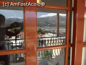 [P04] Pe geamurile exterioare ale balconului, din joacă cu aparatul foto, rezultă imaginea Golfului Argostolic » foto by irinad
 - 
<span class="allrVoted glyphicon glyphicon-heart hidden" id="av792735"></span>
<a class="m-l-10 hidden" id="sv792735" onclick="voting_Foto_DelVot(,792735,21070)" role="button">șterge vot <span class="glyphicon glyphicon-remove"></span></a>
<a id="v9792735" class=" c-red"  onclick="voting_Foto_SetVot(792735)" role="button"><span class="glyphicon glyphicon-heart-empty"></span> <b>LIKE</b> = Votează poza</a> <img class="hidden"  id="f792735W9" src="/imagini/loader.gif" border="0" /><span class="AjErrMes hidden" id="e792735ErM"></span>