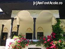 P25 [JUN-2013] Conacul Bellu - aceiași trandafiri ce cuprind cu dragoste și miresme pridvorul deschis al conacului. 