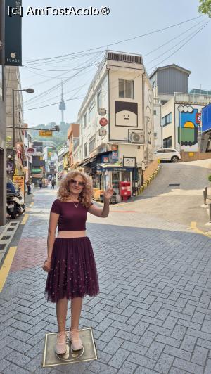 [P01] Cartierul Myeongdong, care se traduce ,,oras luminos', este o zona comerciala vibranta si un centru turistic important din Seoul, renumit pentru magazinele sale de cosmetice, buticurile de moda, vanzatorii stradali de mancare si reperele culturale, fiind o destinatie populara atat pentru localnici, cat și pentru vizitatori. In fundal se observa turnul N Seul, un punct de reper iconic al orasului. » foto by geani anto
 - 
<span class="allrVoted glyphicon glyphicon-heart hidden" id="av1512608"></span>
<a class="m-l-10 hidden" id="sv1512608" onclick="voting_Foto_DelVot(,1512608,21214)" role="button">șterge vot <span class="glyphicon glyphicon-remove"></span></a>
<a id="v91512608" class=" c-red"  onclick="voting_Foto_SetVot(1512608)" role="button"><span class="glyphicon glyphicon-heart-empty"></span> <b>LIKE</b> = Votează poza</a> <img class="hidden"  id="f1512608W9" src="/imagini/loader.gif" border="0" /><span class="AjErrMes hidden" id="e1512608ErM"></span>