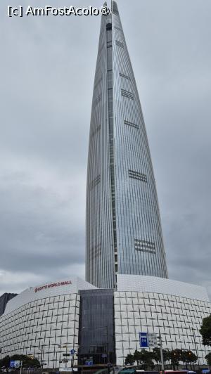 [P10] Lotte World Tower, un zgârie-nori cu inaltimea de 555 metri si 123 de etaje, situat in Sincheon-dong, districtul Songpa. Este a sasea cea mai inalta cladire din lume si prima din Coreea de Sud care are peste 100 de etaje, punct de reper major, cu birouri, magazine, un hotel de lux si observatorul Seoul Sky cu palpitantul sau Sky Bridge Tour. » foto by geani anto
 - 
<span class="allrVoted glyphicon glyphicon-heart hidden" id="av1512617"></span>
<a class="m-l-10 hidden" id="sv1512617" onclick="voting_Foto_DelVot(,1512617,21214)" role="button">șterge vot <span class="glyphicon glyphicon-remove"></span></a>
<a id="v91512617" class=" c-red"  onclick="voting_Foto_SetVot(1512617)" role="button"><span class="glyphicon glyphicon-heart-empty"></span> <b>LIKE</b> = Votează poza</a> <img class="hidden"  id="f1512617W9" src="/imagini/loader.gif" border="0" /><span class="AjErrMes hidden" id="e1512617ErM"></span>