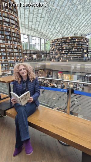 [P12] Impresionante sunt rafturile enorme, de 13 metri inaltime, amplasate intr-un atrium de 2800 de metri patrati. Biblioteca Starfield nu este mare doar ca dimensiune, ci si ca numar de carti si colectii, avand aproximativ 70.000 de carti care variaza ca gen, inclusiv carti electronice, precum si aproximativ 600 de reviste interne si internationale.   » foto by geani anto
 - 
<span class="allrVoted glyphicon glyphicon-heart hidden" id="av1512619"></span>
<a class="m-l-10 hidden" id="sv1512619" onclick="voting_Foto_DelVot(,1512619,21214)" role="button">șterge vot <span class="glyphicon glyphicon-remove"></span></a>
<a id="v91512619" class=" c-red"  onclick="voting_Foto_SetVot(1512619)" role="button"><span class="glyphicon glyphicon-heart-empty"></span> <b>LIKE</b> = Votează poza</a> <img class="hidden"  id="f1512619W9" src="/imagini/loader.gif" border="0" /><span class="AjErrMes hidden" id="e1512619ErM"></span>